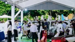 Hàng nghìn người tham dự “Ngày hội thu xăng đổi điện”, nhiều khách thử xong xuống tiền liền tay