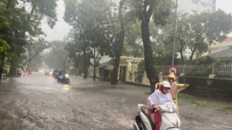 Hà Nội: Lực lượng Công an căng mình phân luồng giao thông trong mưa ngập