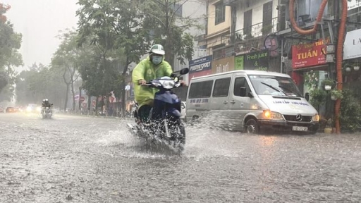 Từ chiều và tối nay Hà Nội có mưa to gió lớn, người dân hạn chế ra đường