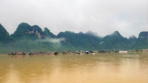 Địa hình ‘lòng chảo’ khiến ‘làng du lịch tốt nhất thế giới’ của Việt Nam chìm trong ‘biển nước’, hơn 400 nhà dân bị cô lập