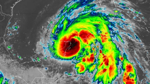 Siêu bão với sức gió 225km/giờ chính thức càn quét 1 bang Mỹ, gây thiệt hại 'thảm khốc', đã có người thiệt mạng