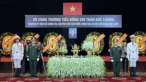 Lãnh đạo TP.HCM, các tổ chức xã hội và người dân viếng nguyên Chủ tịch nước Trần Đức Lương