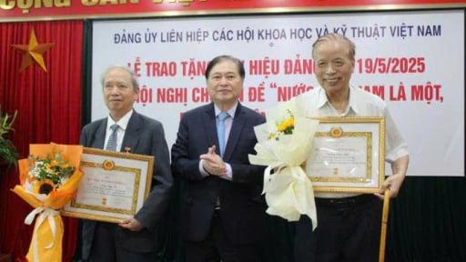 Đảng ủy Liên hiệp Hội Việt Nam: Tổ chức lễ trao tặng huy hiệu Đảng và Hội nghị chuyên đề ' Nước Việt Nam là một, dân tộc Việt Nam là một'