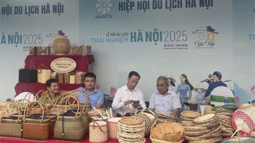 Làng nghề - “mắt xích” cho công nghiệp văn hóa