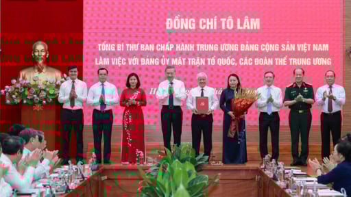 Tổng Bí thư trao quyết định tổ chức bộ máy Cơ quan Ủy ban Trung ương MTTQ Việt Nam