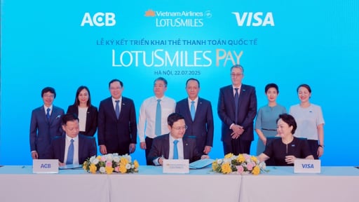 Vietnam Airlines hợp tác cùng ACB và Visa ra mắt thẻ hội viên tích hợp thanh toán Lotusmiles Pay