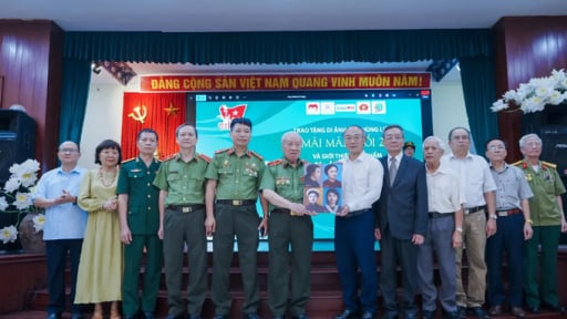 Trao tặng di ảnh nữ Anh hùng Liệt sĩ công an cho Bảo tàng Phụ nữ Việt Nam