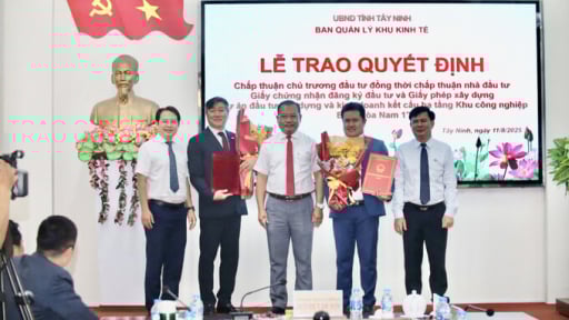 Tây Ninh trao quyết định đầu tư Dự án Khu công nghiệp Bình Hòa Nam 1