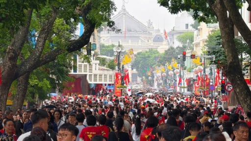 Người dân ùn ùn đổ về nội đô chờ xem lễ diễu binh, diễu hành sáng 2/9