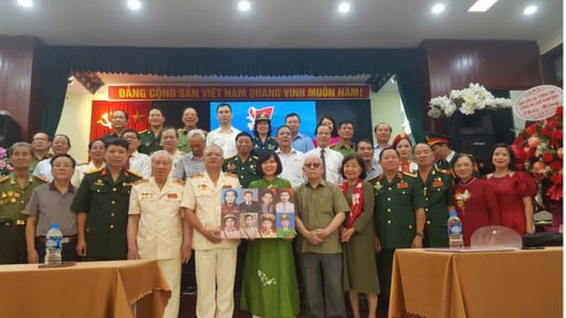 Trao tặng di ảnh phục dựng các Anh hùng liệt sĩ Công an nhân dân
