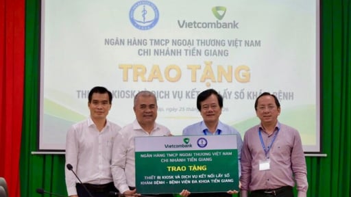 Vietcombank Tiền Giang trao tặng thiết bị Kiosk tiếp nhận tự động