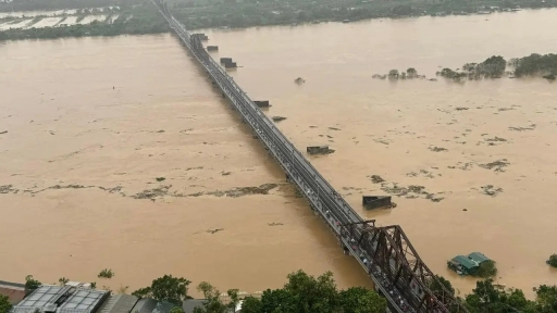 Cầu quay đầu tiên ở Việt Nam tuổi đời hơn 100 năm oằn mình tránh lũ