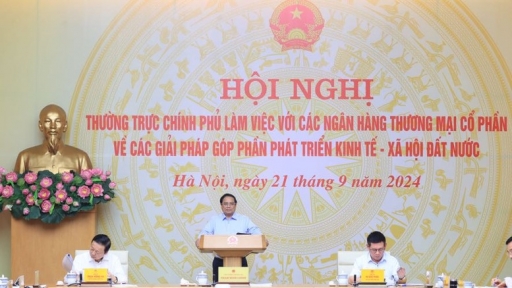 Thủ tướng đề nghị các ngân hàng luôn đồng hành, chia sẻ và thấu hiểu những khó khăn của doanh nghiệp