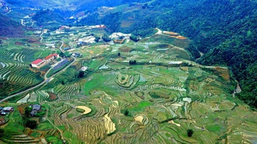 Điểm đến nằm ở độ cao 1.600m, cách Hà Nội khoảng 300km, khiến du khách Hong Kong say mê vì thiên nhiên đẹp 'như nàng thơ'