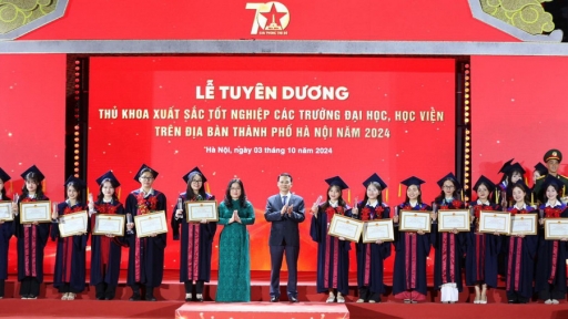 Hà Nội tuyên dương 100 thủ khoa đầu ra xuất sắc năm 2024