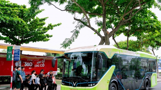 Người dân và du khách Nha Trang hào hứng trải nghiệm buýt điện VinBus