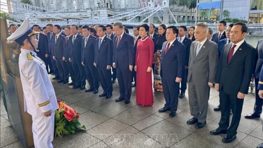 Tổng Bí thư Tô Lâm dâng hoa tưởng niệm Chủ tịch Hồ Chí Minh ở Bảo tàng Văn minh châu Á, Singapore