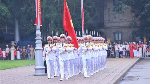 Chùm ảnh: Lễ chào cờ đặc biệt chào mừng 50 năm thống nhất đất nước tại Quảng trường Ba Đình