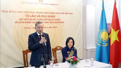 Tổng Bí thư Tô Lâm gặp gỡ cán bộ Đại sứ quán và cộng đồng người Việt Nam tại Kazakhstan