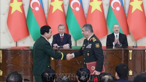 Tổng Bí thư Tô Lâm chứng kiến trao các văn kiện hợp tác Việt Nam-Azerbaijan và phát biểu với báo chí