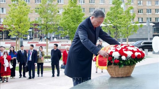 Tổng Bí thư Tô Lâm và Phu nhân dâng hoa tưởng nhớ Chủ tịch Hồ Chí Minh và Tổng Bí thư Lê Duẩn tại Moskva