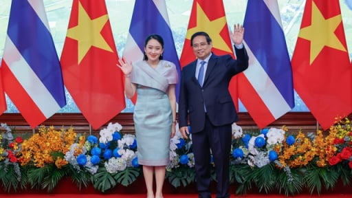 Thủ tướng Phạm Minh Chính cùng Thủ tướng Thái Lan tham quan triển lãm sản phẩm thủ công mỹ nghệ Việt Nam