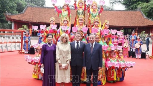 Tổng Bí thư Tô Lâm và Phu nhân cùng Tổng thống Pháp và Phu nhân thăm Văn Miếu - Quốc Tử Giám