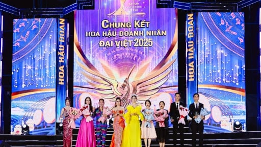 Vương miện trên đỉnh sóng: Câu chuyện một người phụ nữ không chờ bình yên mới ra khơi