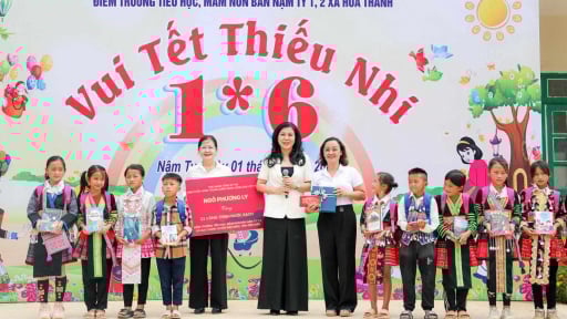 Phu nhân Ngô Phương Ly tặng quà, vui Tết thiếu nhi cùng trẻ em ở Điện Biên
