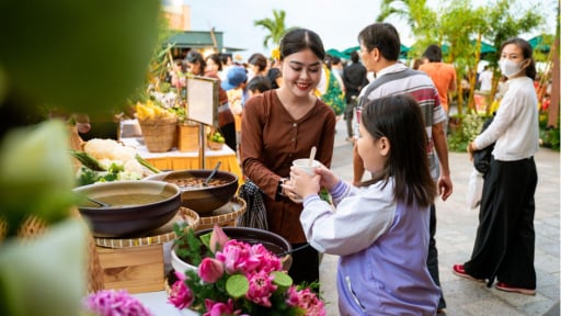 Du khách hào hứng tham dự chợ lá vào các ngày cuối tuần suốt tháng 6 tại núi Bà Đen