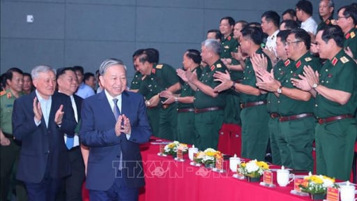 Tổng Bí thư Tô Lâm dự giao lưu nghệ thuật 'Khắc ghi lời Bác - vang nhịp quân hành'