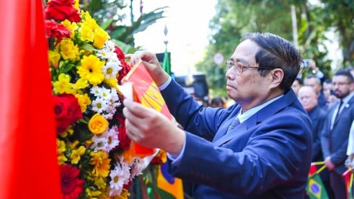 Thủ tướng Phạm Minh Chính dâng hoa tưởng niệm Chủ tịch Hồ Chí Minh tại Rio de Janeiro