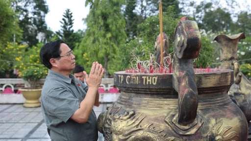 Thủ tướng dâng hương tưởng nhớ Chủ tịch Hồ Chí Minh và các anh hùng, liệt sĩ