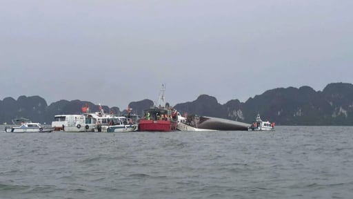 Vụ lật tàu tại Quảng Ninh: Thủ tướng yêu cầu khẩn trương tìm kiếm cứu nạn, khắc phục hậu quả