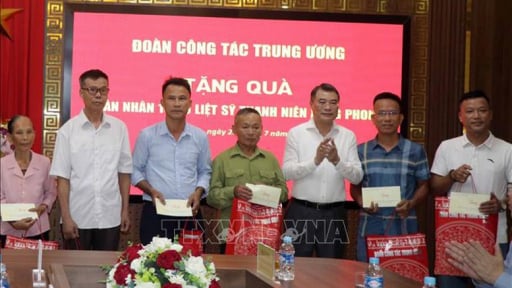 Đoàn công tác của Trung ương thăm gia đình chính sách, người có công với cách mạng tại Hà Tĩnh, Đắk Lắk