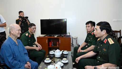 Đại tướng Phan Văn Giang thăm hỏi các Anh hùng LLVT nhân dân và nguyên lãnh đạo Bộ Quốc phòng