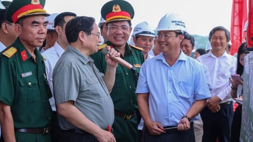 Thủ tướng kiểm tra công trường, chỉ đạo thông tuyến 2 dự án cao tốc tại ĐBSCL vào 19/12/2025