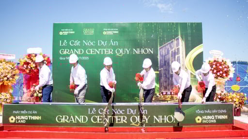 Tổ hợp căn hộ Grand Center Quy Nhon cất nóc, tăng tốc về đích