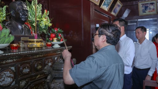 Thủ tướng dâng hương tưởng niệm Tổng Bí thư Lê Duẩn và Đại tướng Nguyễn Chí Thanh