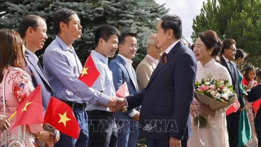 Chủ tịch Quốc hội Trần Thanh Mẫn gặp gỡ cộng đồng người Việt Nam tại Thụy Sĩ