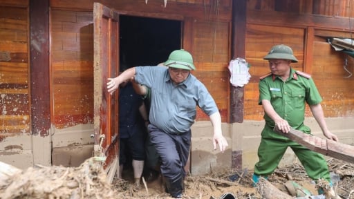 Thủ tướng: Làm mọi cách nhanh nhất có thể ổn định đời sống người dân vùng lũ
