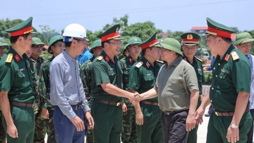 Thủ tướng kiểm tra tiến độ cầu Phong Châu, chỉ đạo triển khai tuyến cao tốc mới tại Phú Thọ
