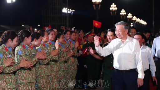 'Dưới cờ vinh quang': Kết nối quá khứ, hiện tại, tương lai trong xúc cảm và tự hào