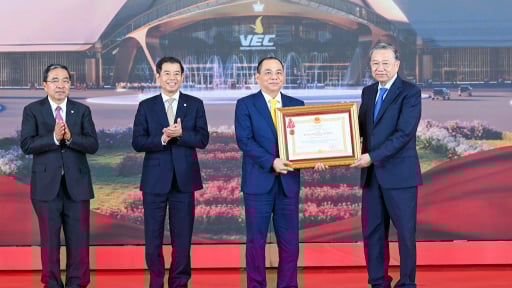 Vingroup nhận Huân chương Lao động hạng Nhất vì thành tích đặc biệt xuất sắc tại Trung tâm Hội chợ Triển lãm Quốc gia