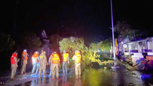 Công an Hà Tĩnh xuyên đêm giúp dân ứng phó bão số 5, sẵn sàng khắc phục sau bão