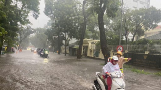 Hà Nội: Lực lượng Công an căng mình phân luồng giao thông trong mưa ngập