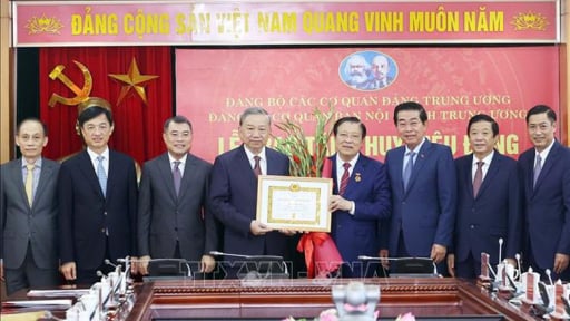 Tổng Bí thư Tô Lâm trao Huy hiệu 45 năm tuổi Đảng tặng đồng chí Phan Đình Trạc