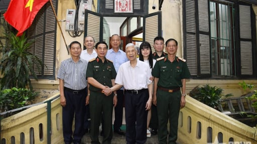 Đại tướng Phan Văn Giang dâng hương, tưởng niệm Chủ tịch Hồ Chí Minh và tri ân các đồng chí nguyên lãnh đạo Đảng, Nhà nước, Quân đội