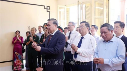 Tổng Bí thư Tô Lâm dâng hương tưởng niệm Chủ tịch Hồ Chí Minh tại Di tích Nhà số 48 Hàng Ngang, Hà Nội
