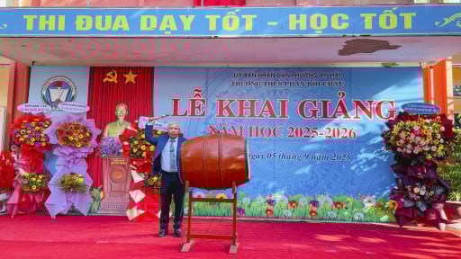 “Trường Phan Bội Châu” Tưng bừng khai giảng năm học mới – trao tặng 56 suất học bổng cho học sinh vượt khó